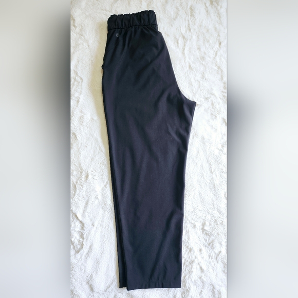 Lululemon Keep Moving Crop 23". Size 6. Black. With pockets. Stretchy - Picture 5 of 9